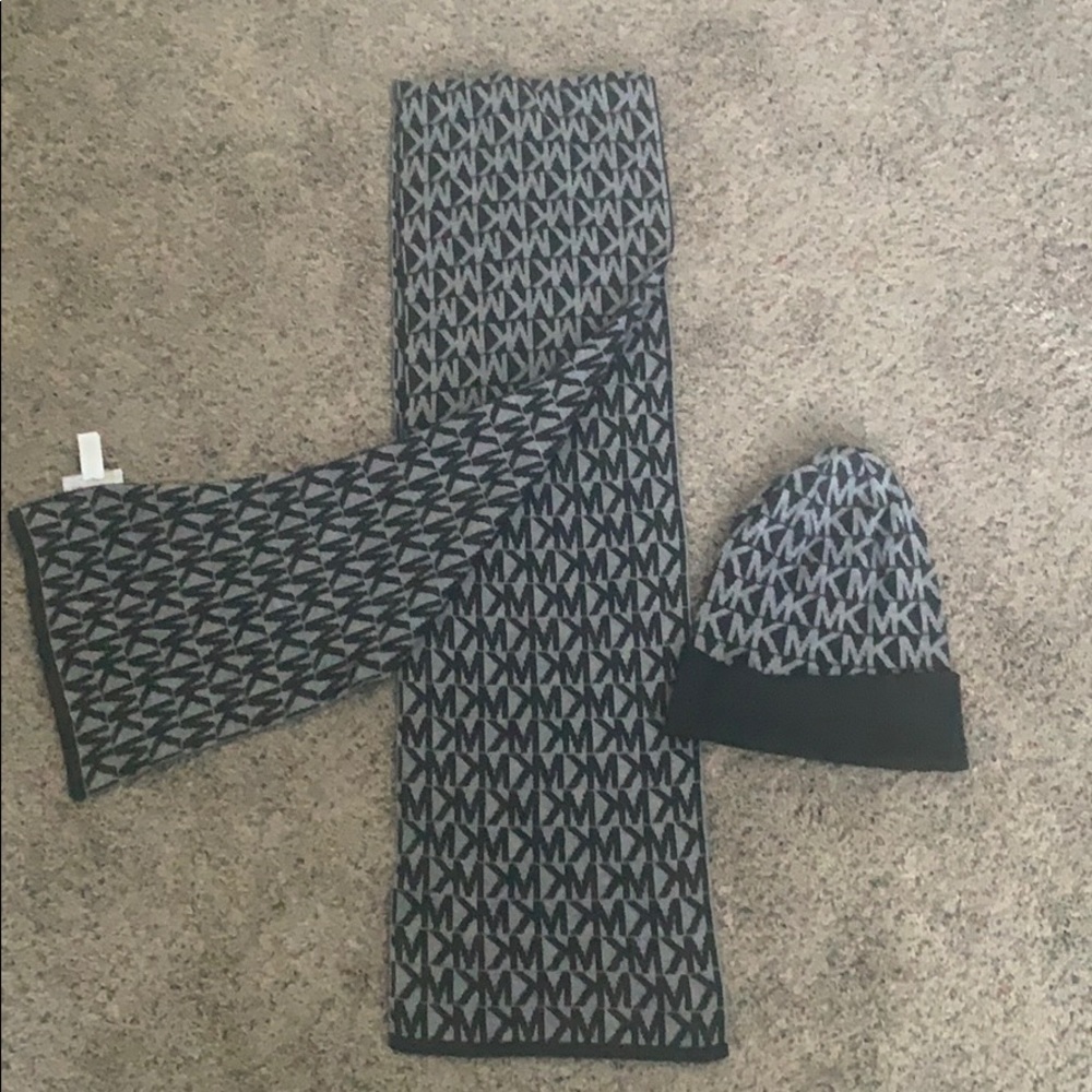 Michael khors scarf and touque
